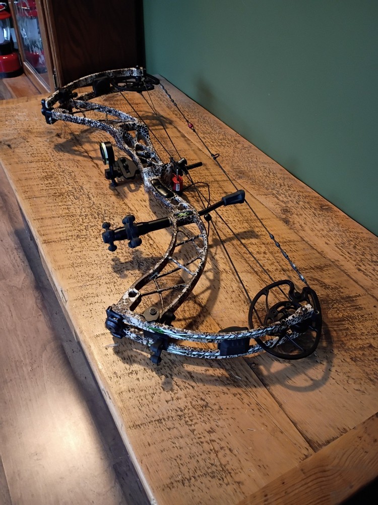 Xoedition Mako X Compound Bow Hunting Bundle