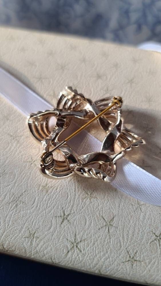 Gold Star Wreath Brooch