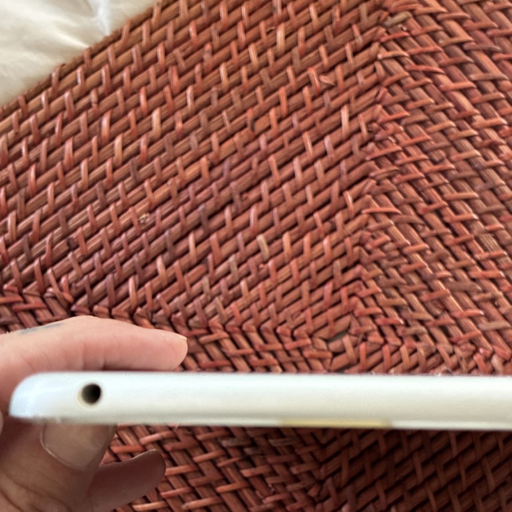 Apple iPad A1474 Silver Tablet Touchscreen Built-In Front Camera