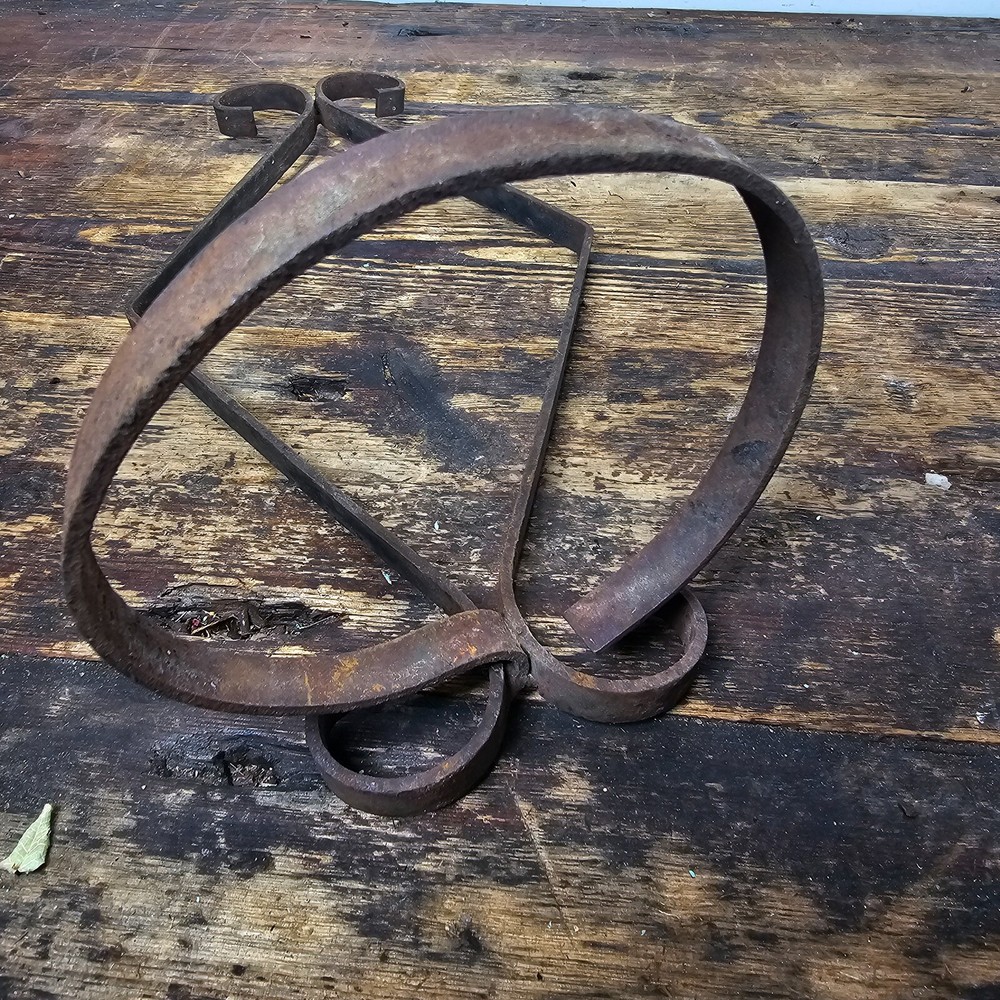 Single Pot Scroll Metal Wall Planter Rusty 14.5"H