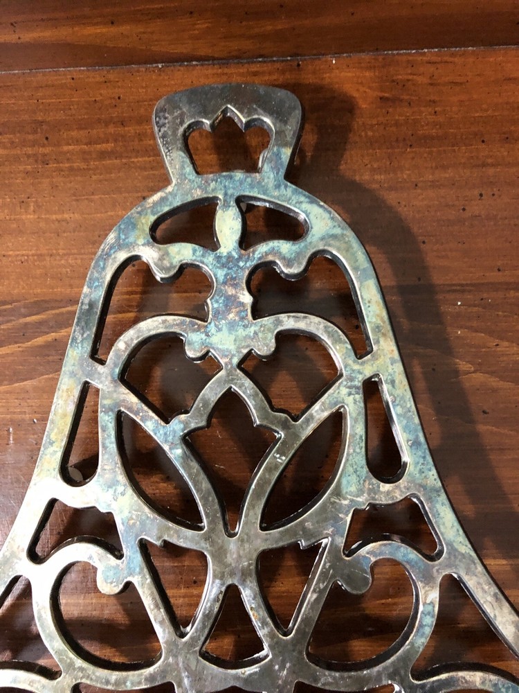 INTERNATIONAL SILVER COMPANY SILVERPLATED BELL-SHAPED TRIVET