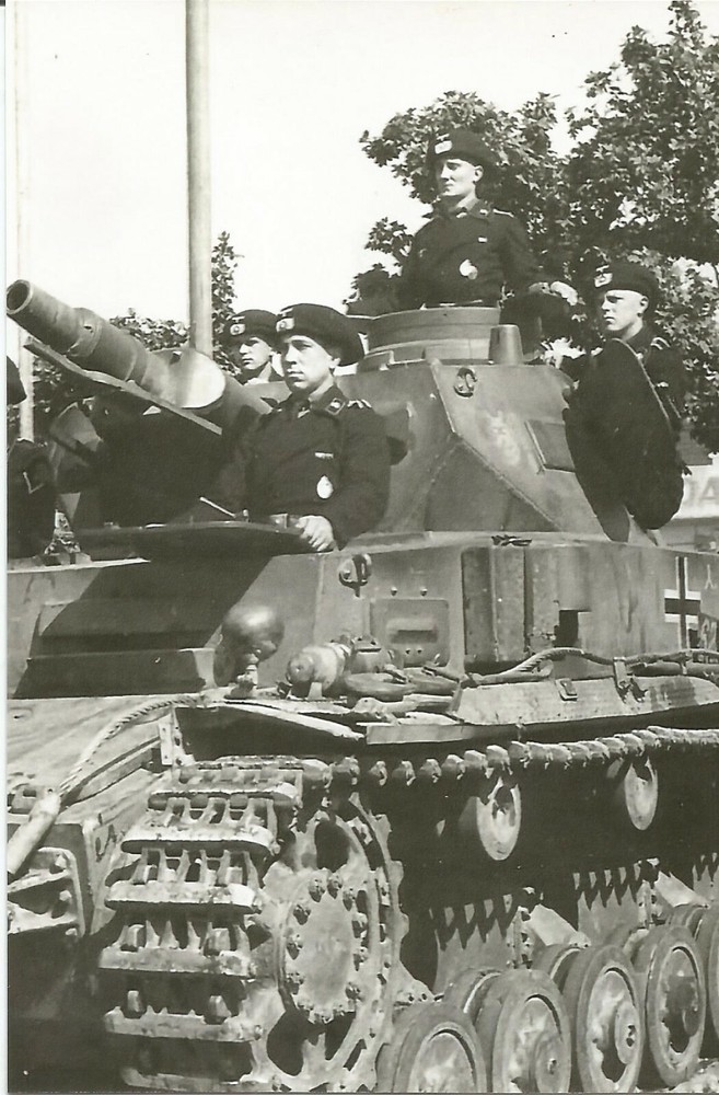WW II - German Photo -- - Panzer Tank & Crew