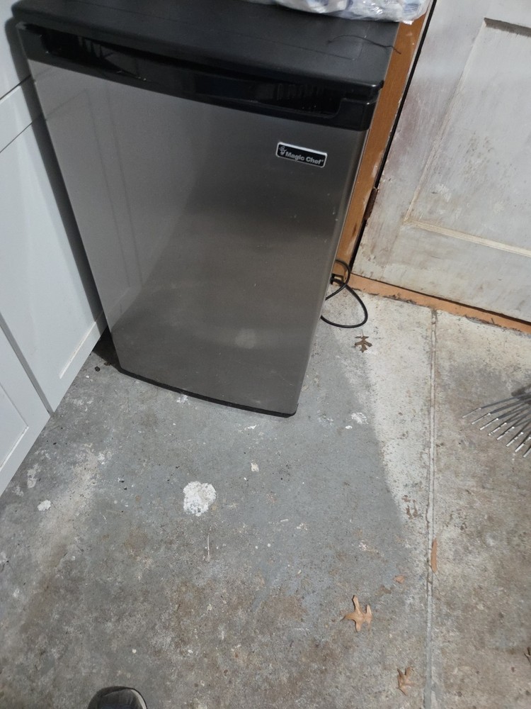 Magic Chef MCUF3S2 85L Upright Freezer Refrigerator