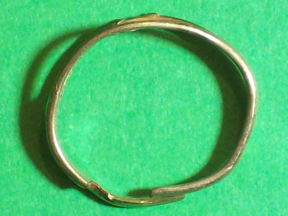 RING SILVER COLOR SINGLE BAND SPLIT INTO 2 AT TOP ONLY SIZE 5 ¼ APPROX. HUCK ?