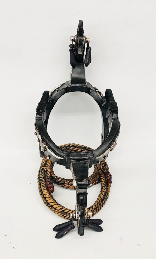 SPUR SHAPED WINE BOTTLE HOLDER