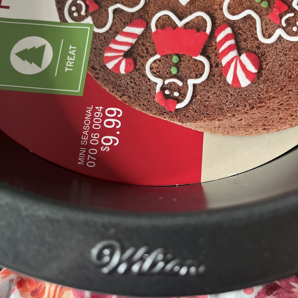 wilton Holiday Pan NWT 9” x 2”