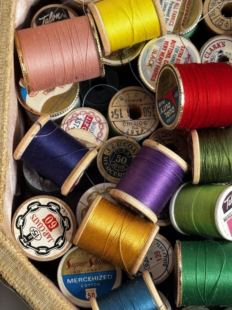 VTG Sewing Notions Lot Octagonal Basket Button Jars Thread & Seger Zigzager