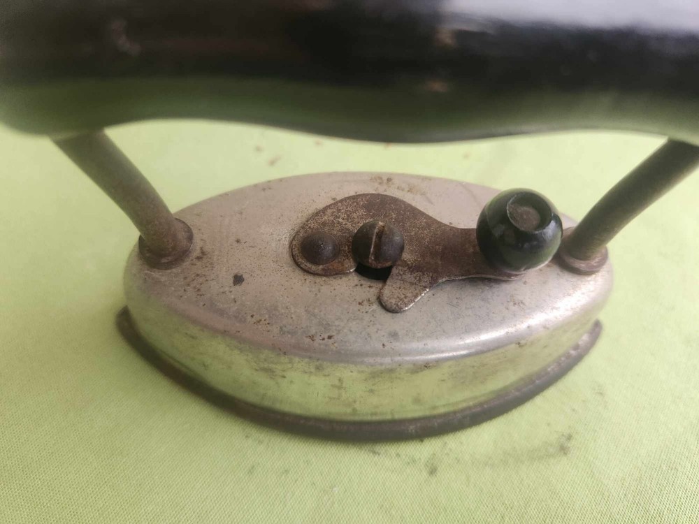 Small Dover Sad Iron. No. 822