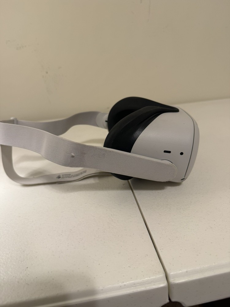 Oculus Quest 2 w 1 Controller Great Condition Works Great!!! Tear Under Leather