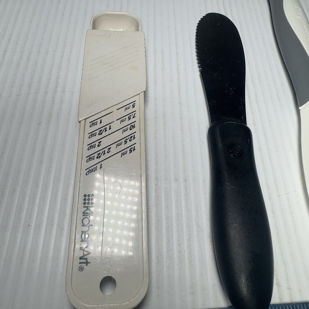 Kitchenart Measuring Spoon + 2 Pampered Chef Spatulas (Spreaders)
