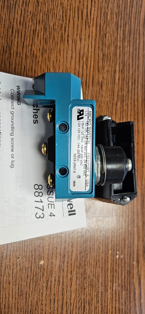 Micro Switch BZE6-2RN7-S (New)