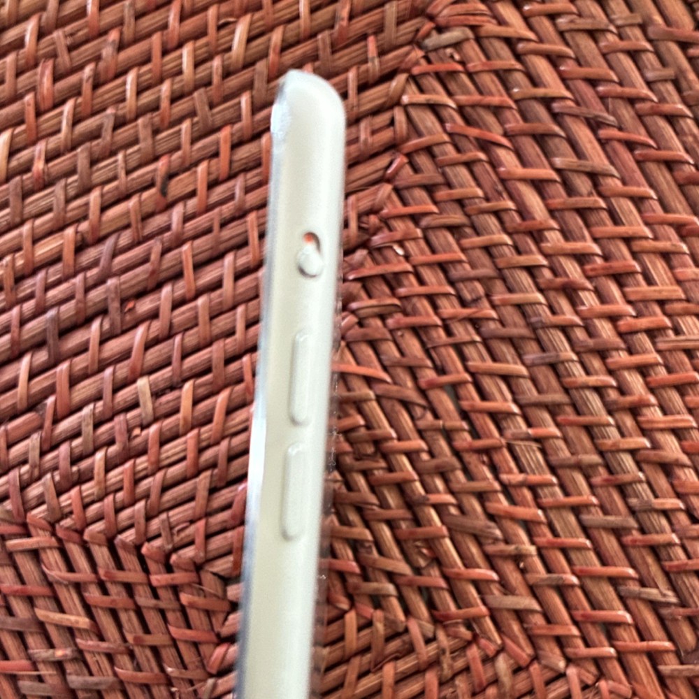 Apple iPad A1474 Silver Tablet Touchscreen Built-In Front Camera