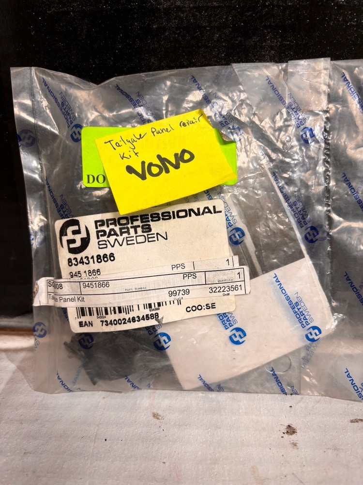 Volvo Tailgate Panel Repair Kit P/N 83431866