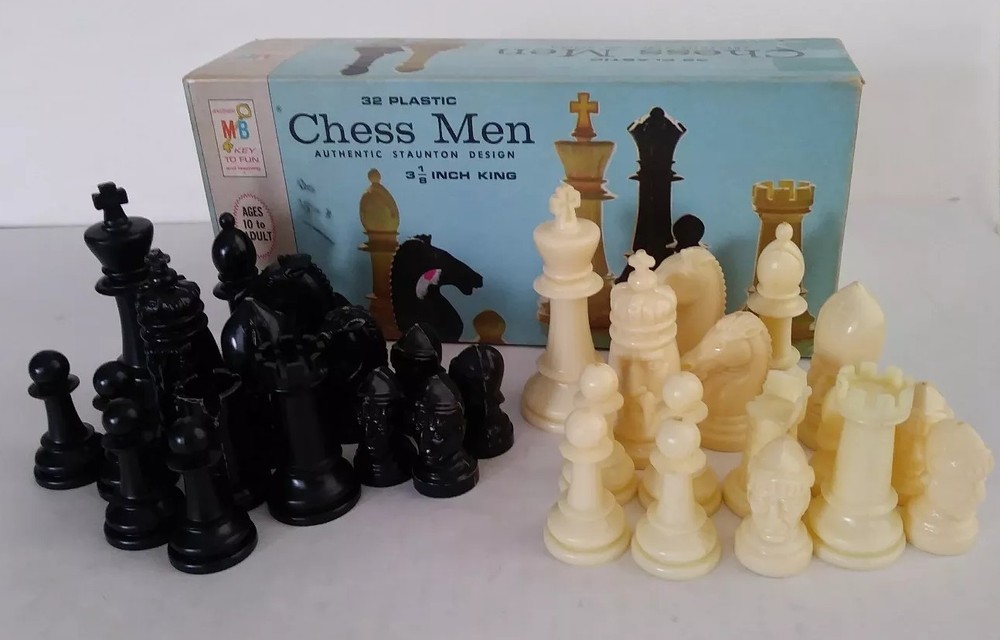 Milton Bradley MB 32 Plastic Chess Men 4807 Authentic Staunton Design 1969