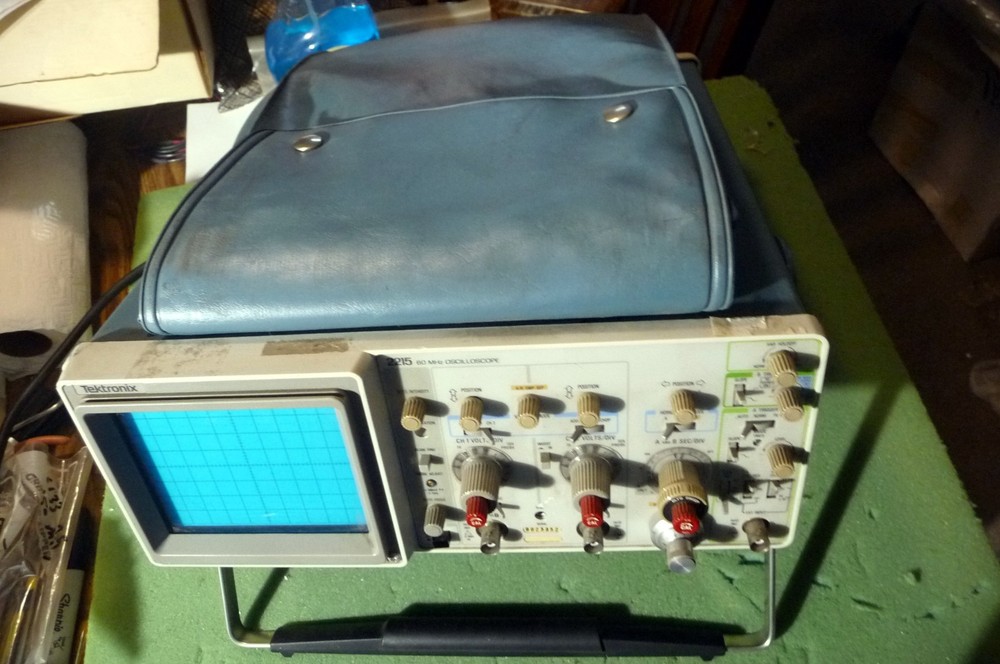 Tektronix 2215 oscilloscope with two probes