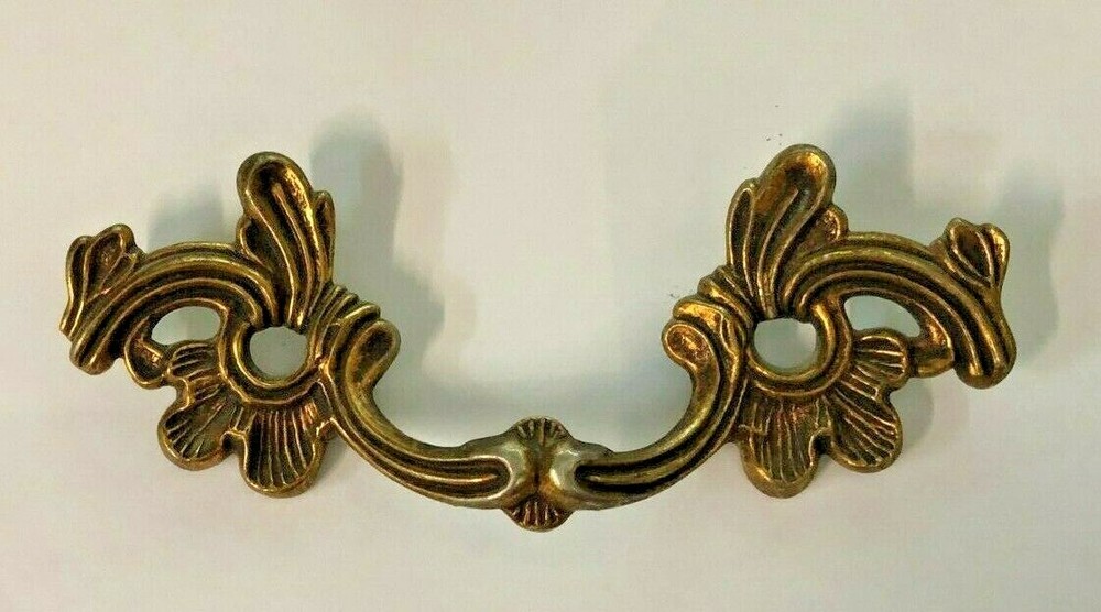 French Provincial Pull 2.5" Center 6" overall #10081