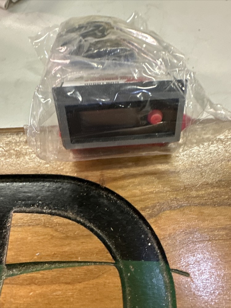 New Red Lion CUB10000 Digital Counter