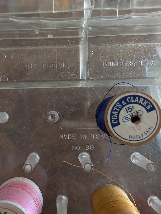 Vintage TRAUM Clear Plastic Shell Shaped Thread 28 Spool Case EMPTY