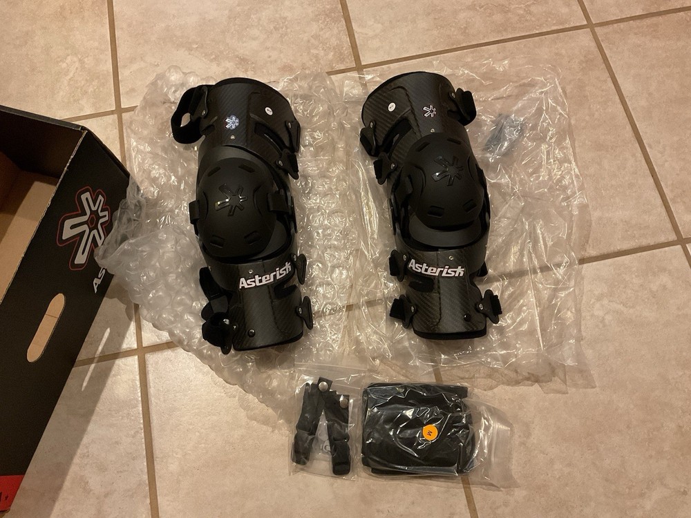 Asterisk Carbon Cell 1.2 Knee Braces Pair Size MEDIUM Open Box