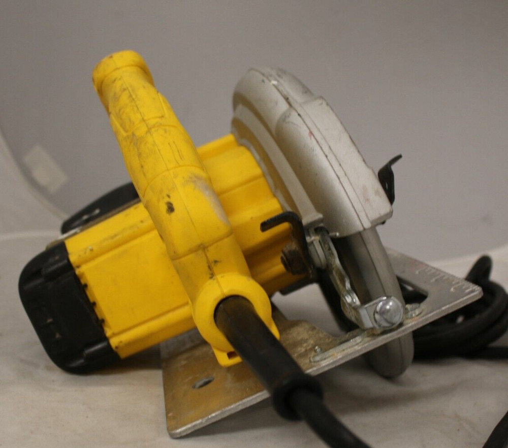 DWE575 DEWALT 7-1/4 in. Lightweight Circular Saw (TOOL ONLY)