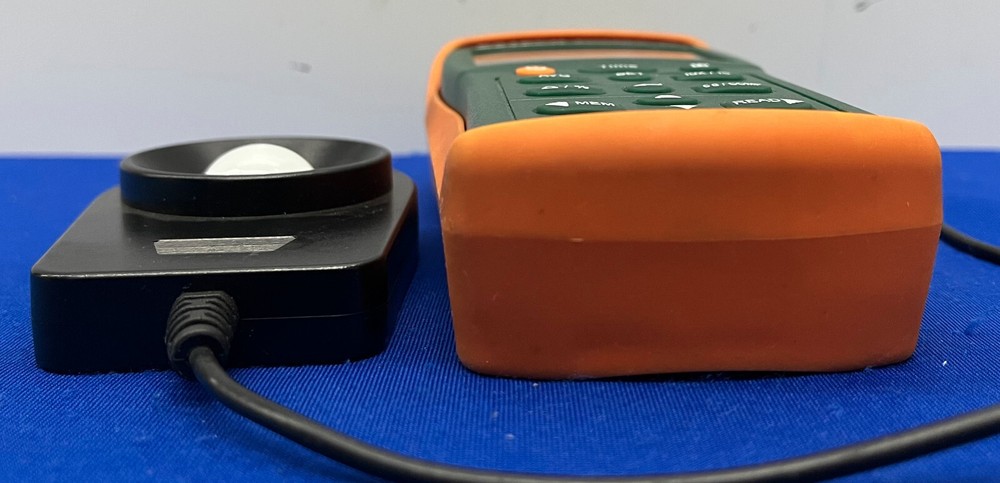 EXTECH EASYVIEW ™ 33 DIGITAL LIGHT METER WITH MEMORY & CASE