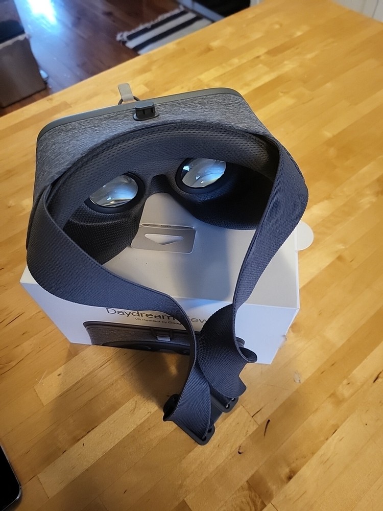 Google Daydream View VR Headset - W/Box but no remote