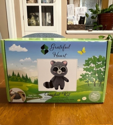 GRATEFUL HEART RACOON BEGINNER CROCHET KIT NEW C9