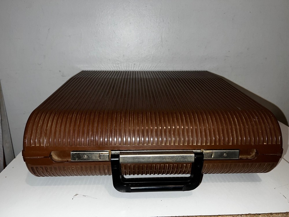 Underwood 660 Electric Portable Typewriter with Protective Hard Case