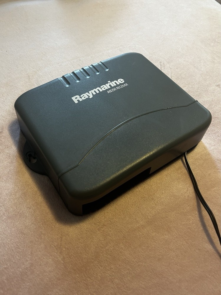 raymarine AIS-250 E03015