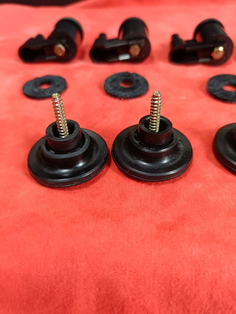Insulators included with the Technics SL-1700 turntable