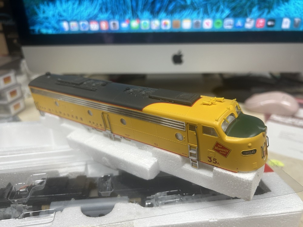 Proto 2000, HO, E8/9 Milwaukee Road # 35A