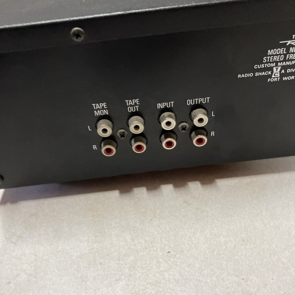 Realistic 31-2000A Stereo Graphic Equalizer Front Panel Silver Faceplate Tested