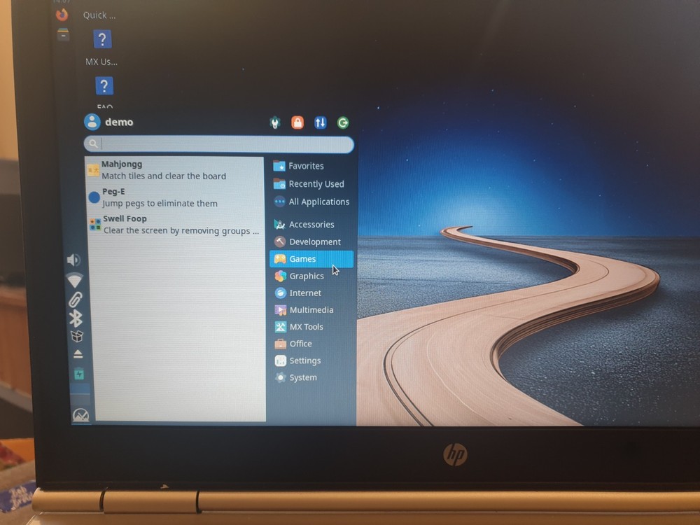 Linux MX V25.1, Xfce, 64-bit, Bootable Live and Install USB Flash Drive