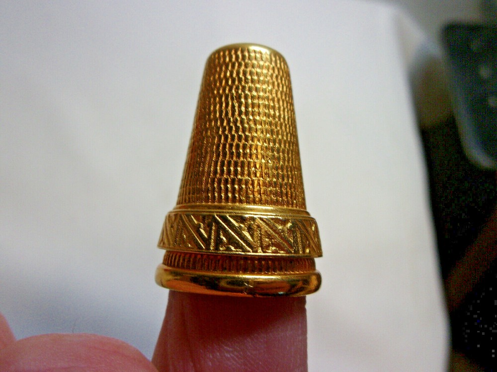 Vintage Gold Tone Toledo Thimble / Look!