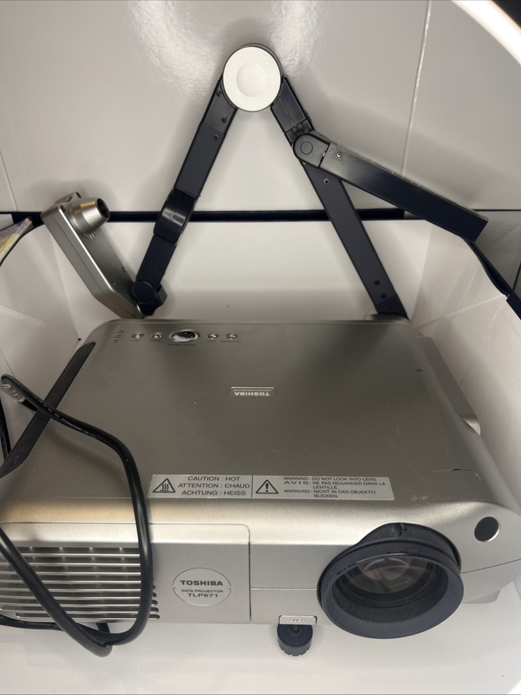 Toshiba TLP-671 LCD Projector