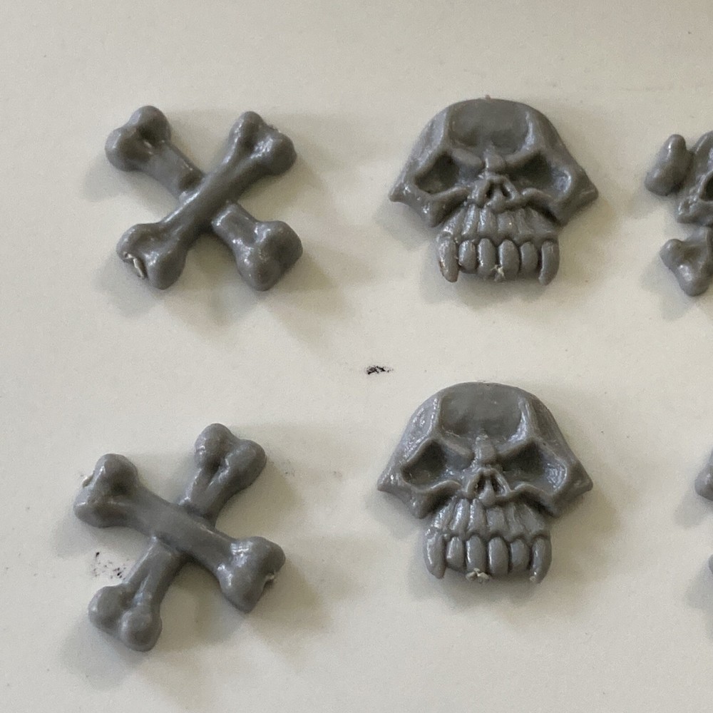 OOP Warhammer Fantasy Orcs & Goblins Shields w/ Emblems (x2) K2 034