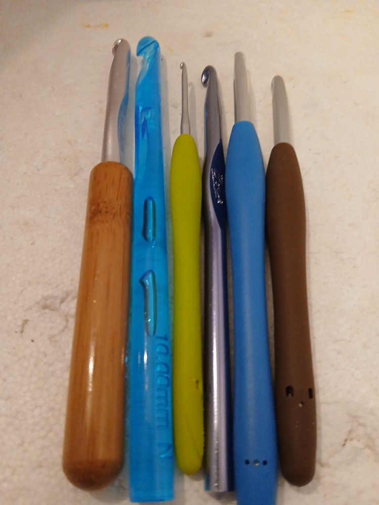 6 crochet  hooks different sizes