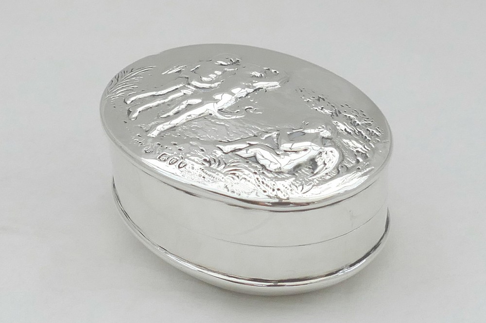 RARE VICTORIAN HM STERLING SILVER CHERUB EMBOSSED SOAP BOX 1895