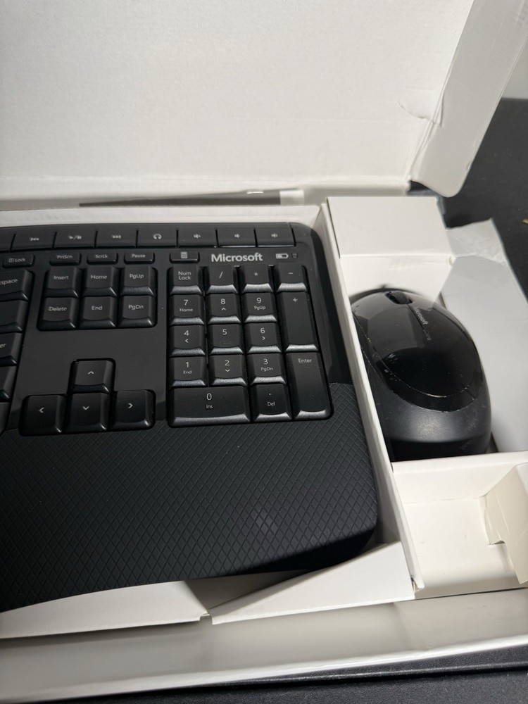 Microsoft Windows Wireless Comfort 5050 Desktop Keyboard with Mouse NO DONGLE