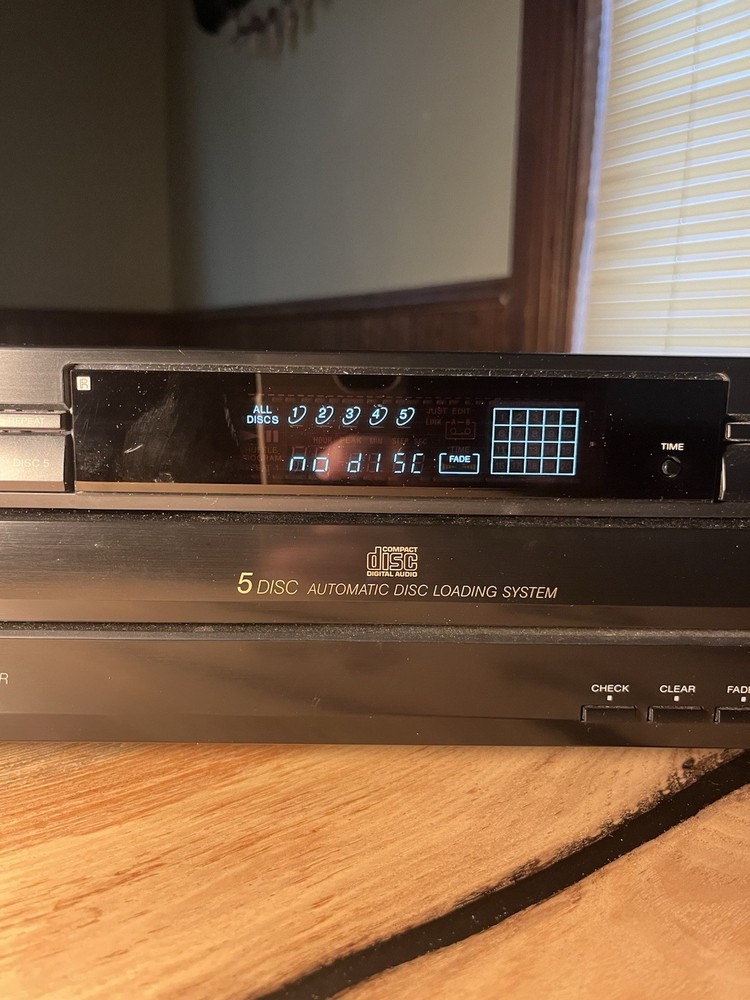 Sony CDP-C325 Compact Disc Player Black (See Description)