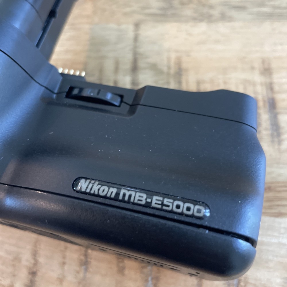 Nikon MB-E5000 AA Battery Pack Grip