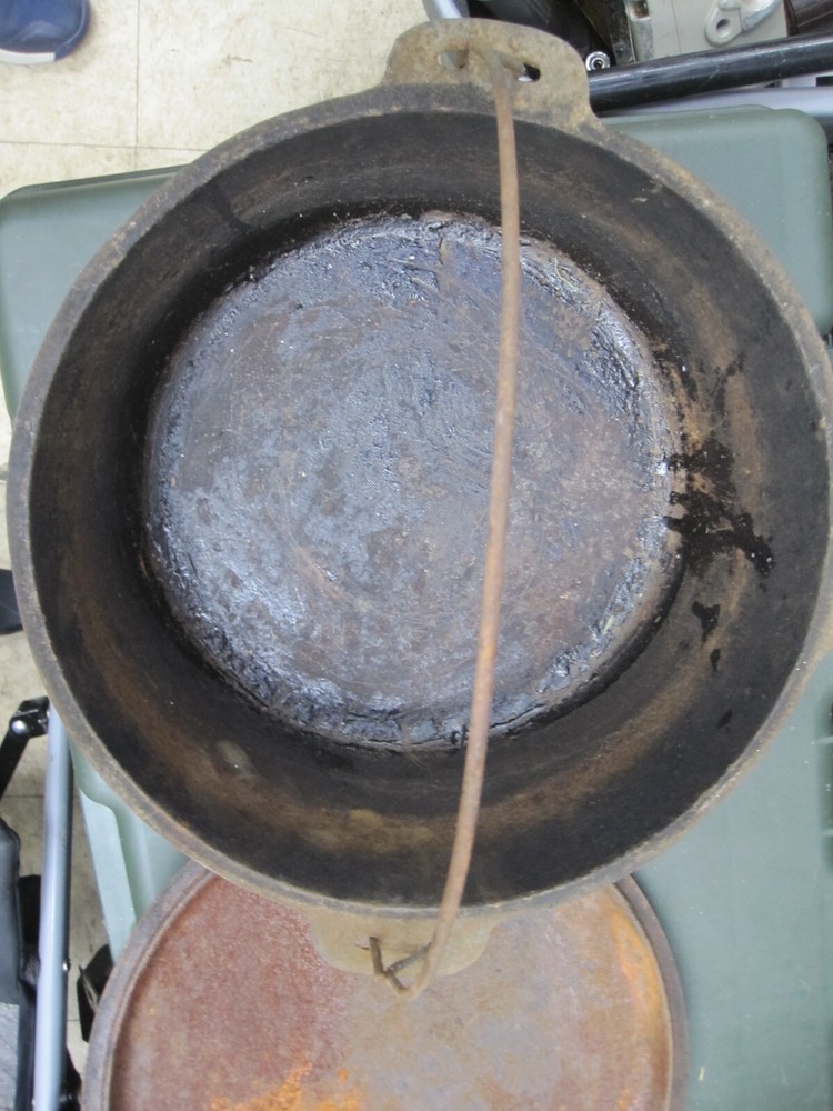 ANTIQUE CAST IRON DUTCH OVEN W/LID AND HANDLE