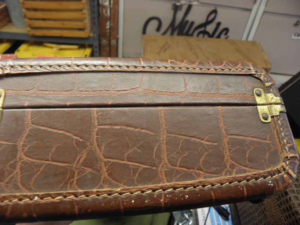 ALLIGATOR STYLE BROWN VIOLIN CASE