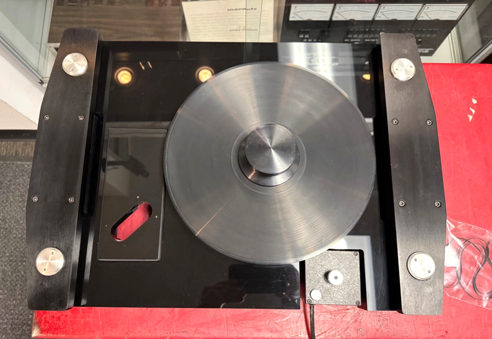 Basis Ovation turntable with dust cover
