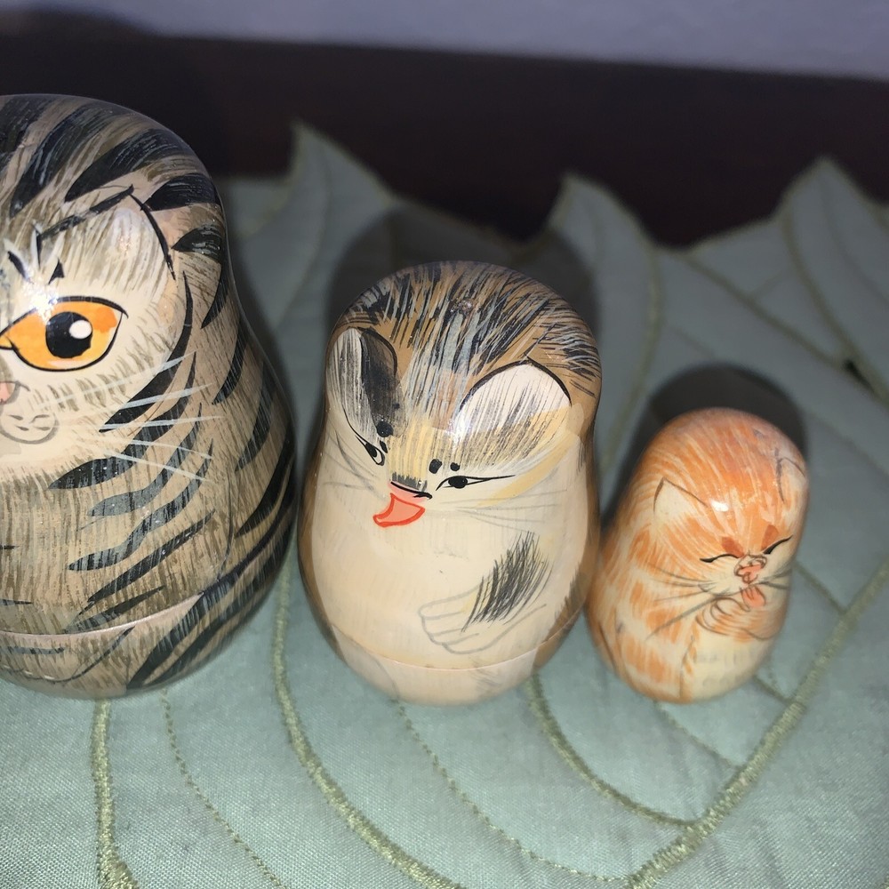 AUTHENTIC MODELS Oriental Stacking 5 Cats Read