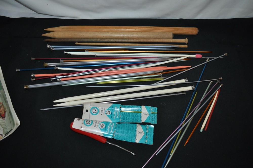 VINTAGE BLACK KNITTING NEEDLE BOX CASE & needles - misc + 1965 patterns EUC