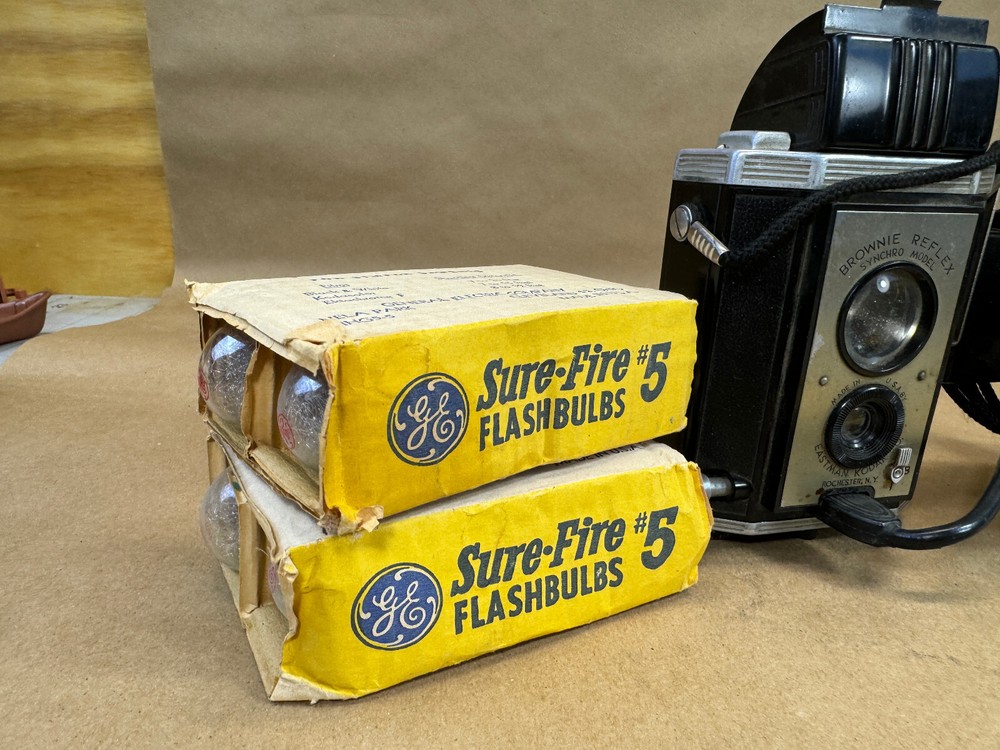 Vintage Kodak Brownie Reflex 20 Camera With Flash & Bulbs untested