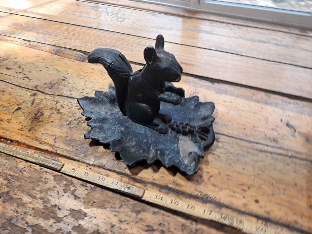 Cast Iron Squirrel Nutcracker Leaf Plate to Hold Nuts Fall Nature Animal Os217