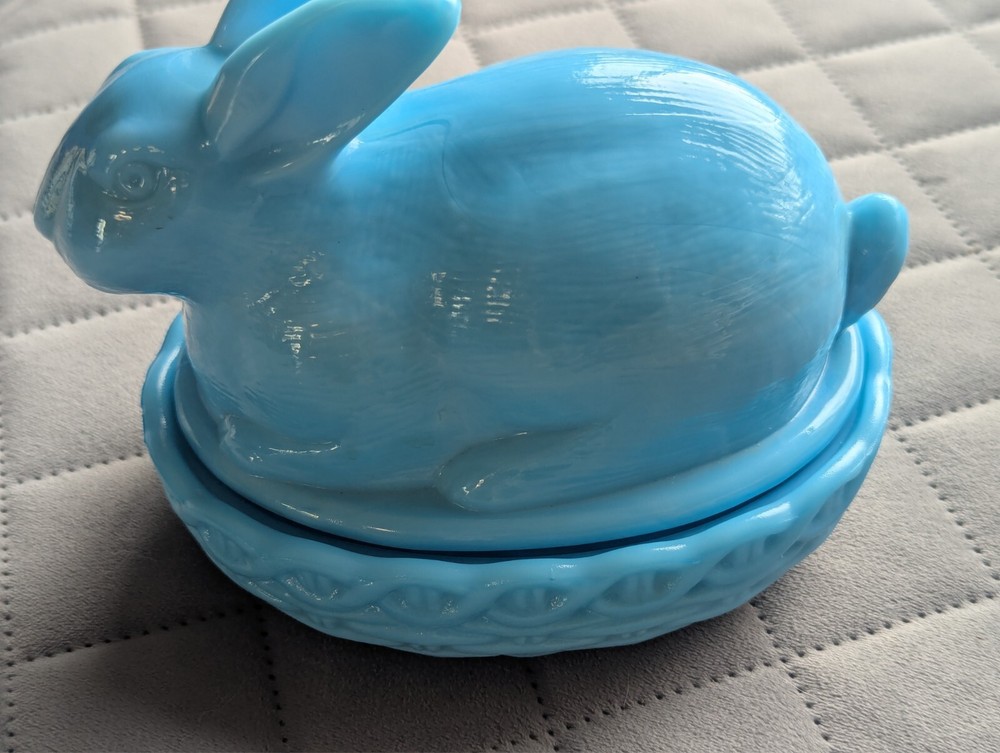 L.E. Smith Milk Glass Bunny Rabbit Nest Covered Easter Candy Dish Robin Egg Blue