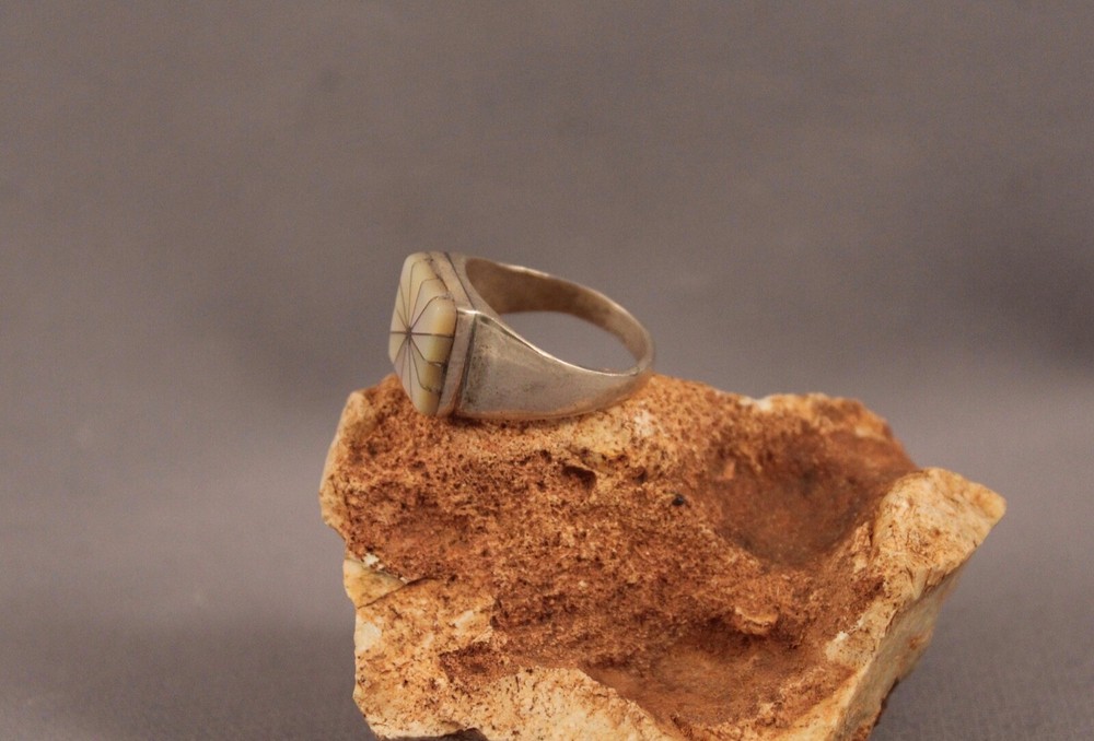 Vintage Zuni Sterling Silver And Shell Inlayed Ring size 8 1/2